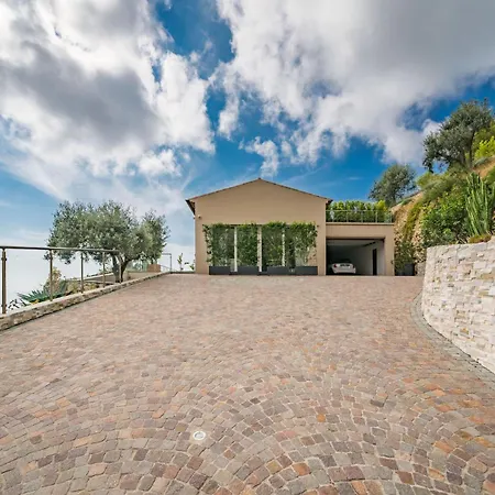 Jessie Holiday home